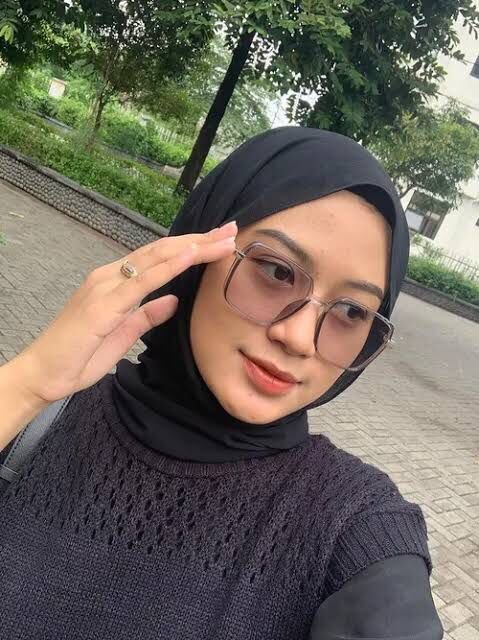 Perempuan dengan kacamata besar