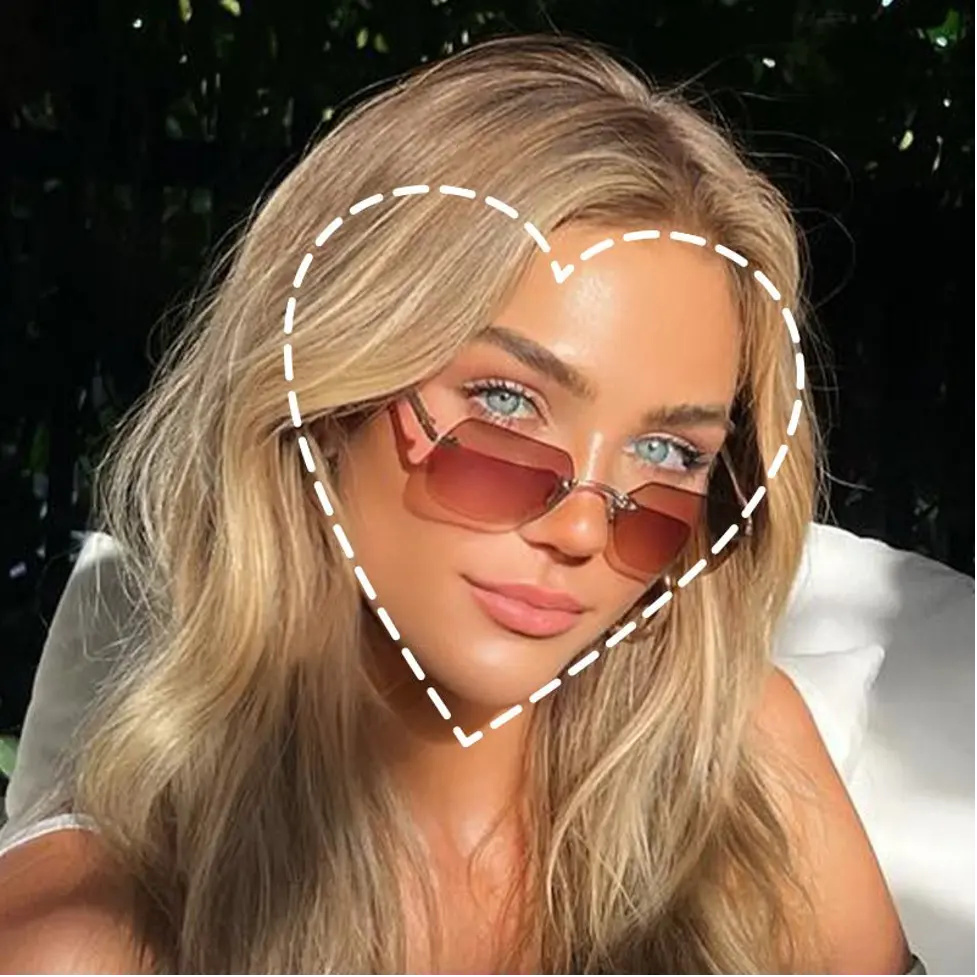 wanita dengan wajah hati menggunakan kacamata